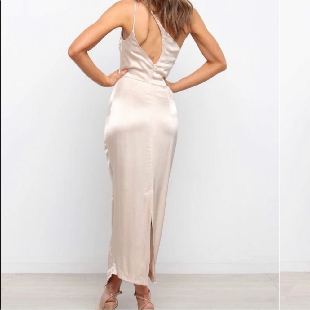 Petal and Pup Tienna One Shoulder Long Maxi Dress Champagne Size 8 - Picture 2 of 9